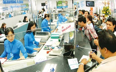 ACB staff handle transactions at the bank's branch in Ho Chi Minh City. ACB staff handle transactions at the bank's branch in Ho Chi Minh City.
